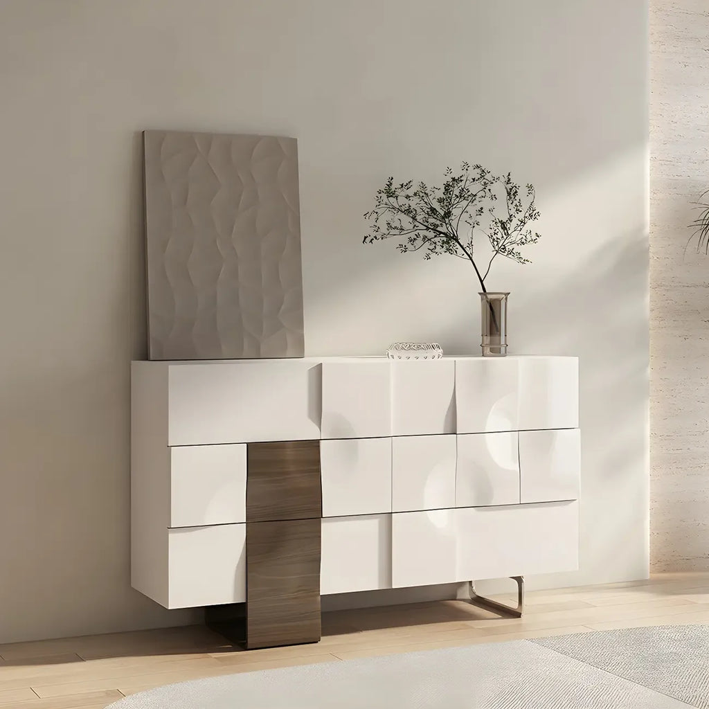 Commode unique en bois blanc à surface irrégulière