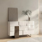 Commode unique en bois blanc à surface irrégulière
