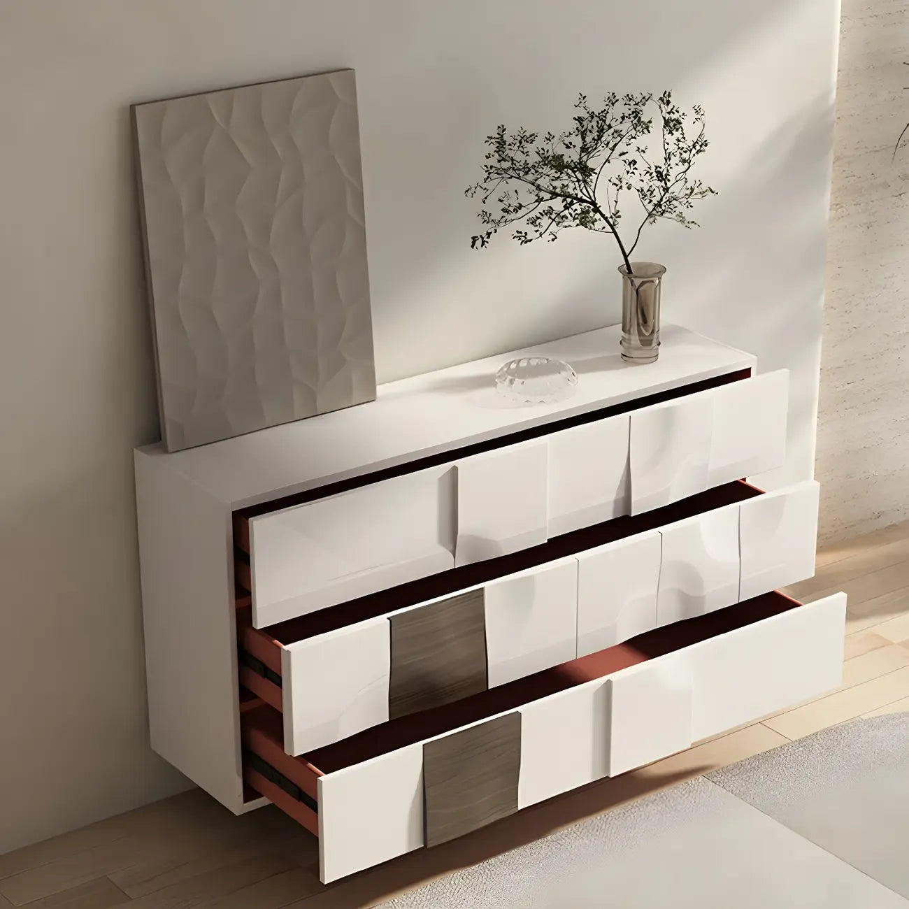 Commode unique en bois blanc à surface irrégulière