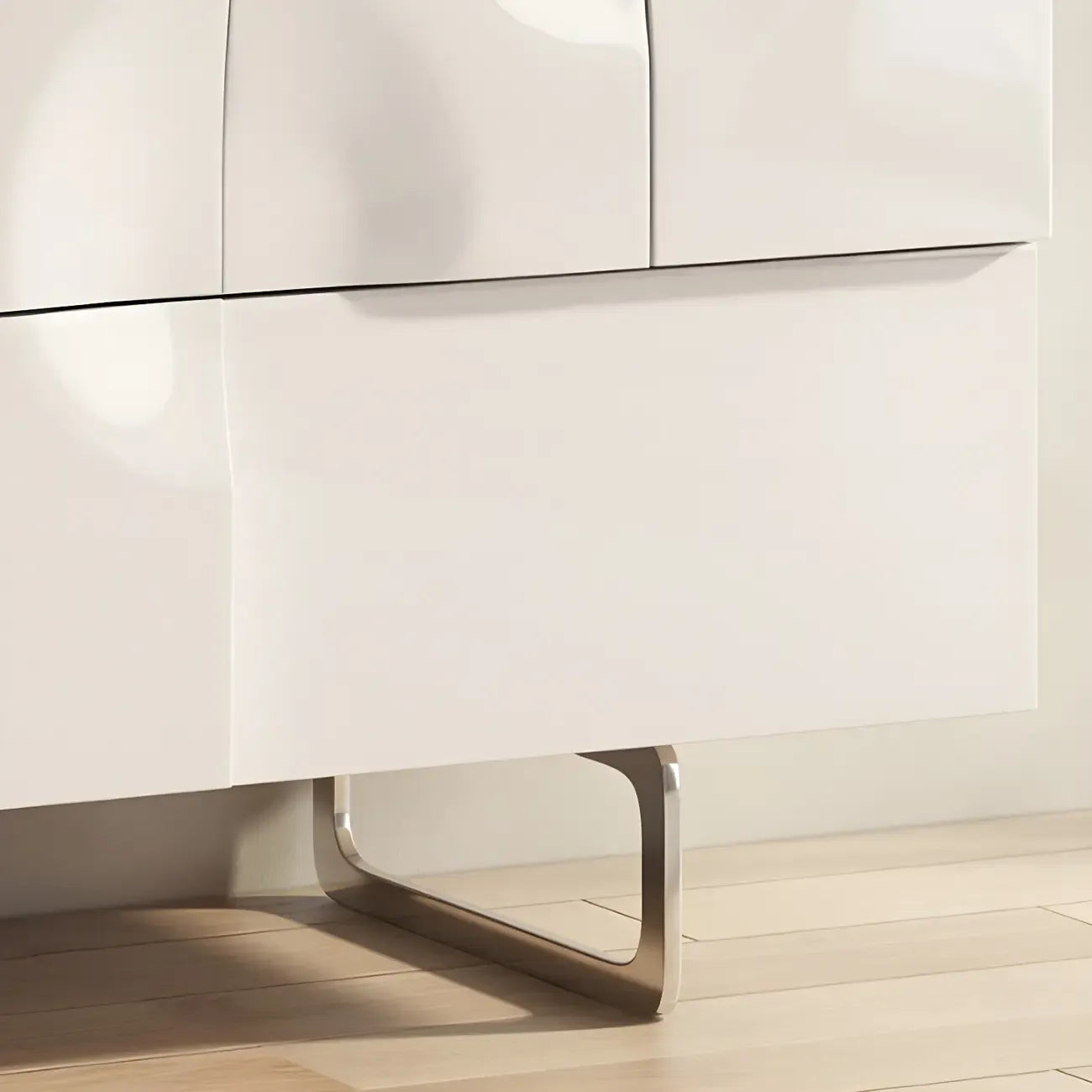 Commode unique en bois blanc à surface irrégulière