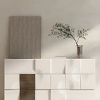 Commode unique en bois blanc à surface irrégulière