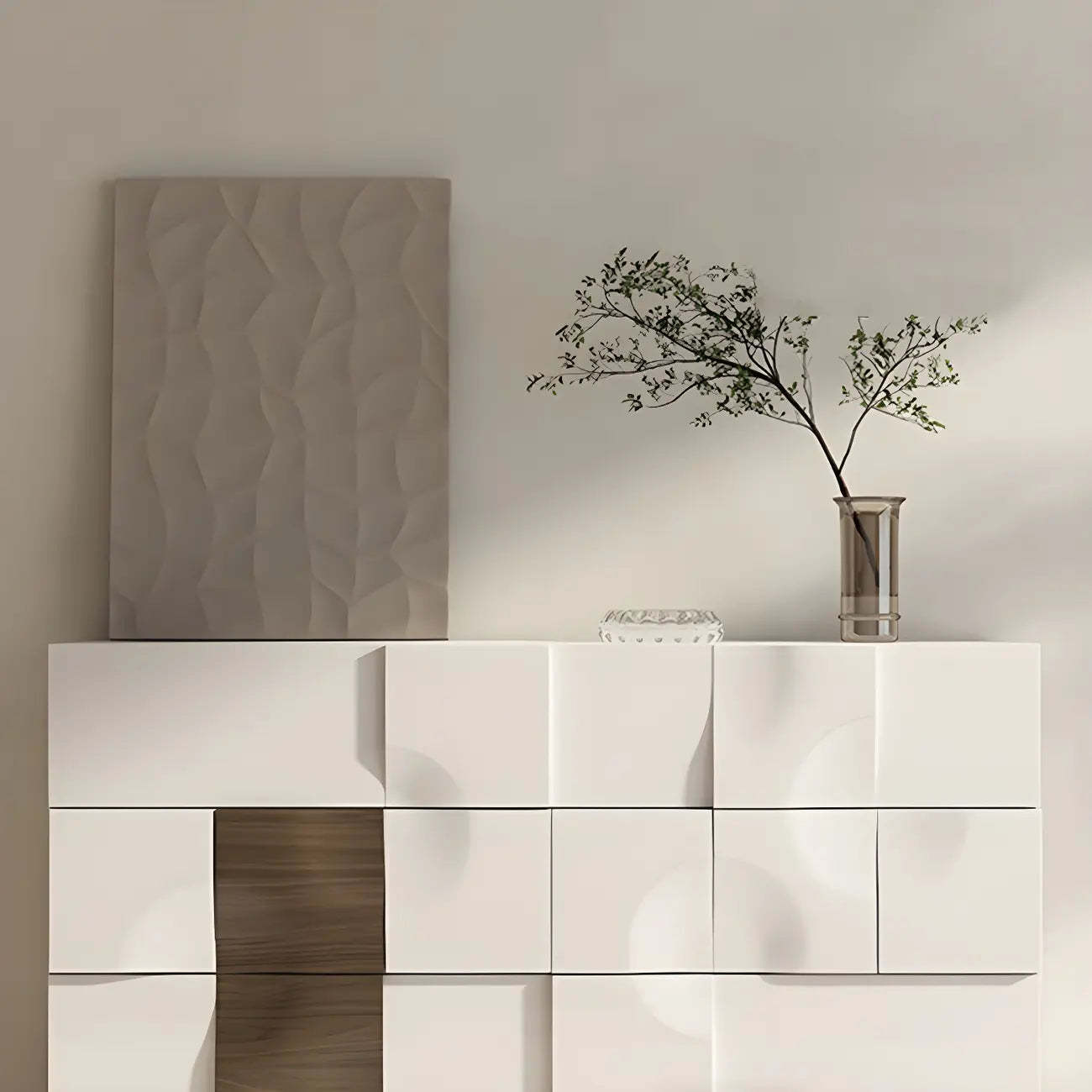 Commode unique en bois blanc à surface irrégulière