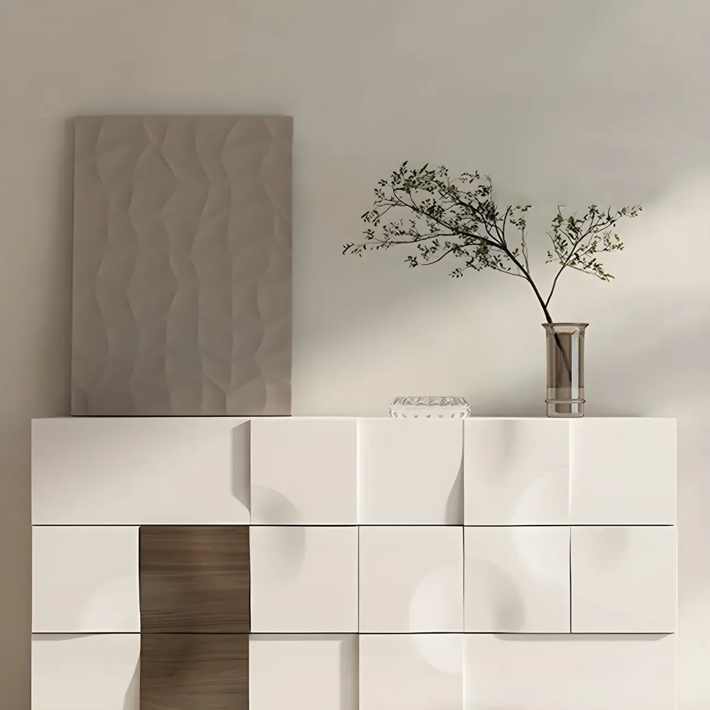 Commode unique en bois blanc à surface irrégulière