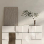 Commode unique en bois blanc à surface irrégulière
