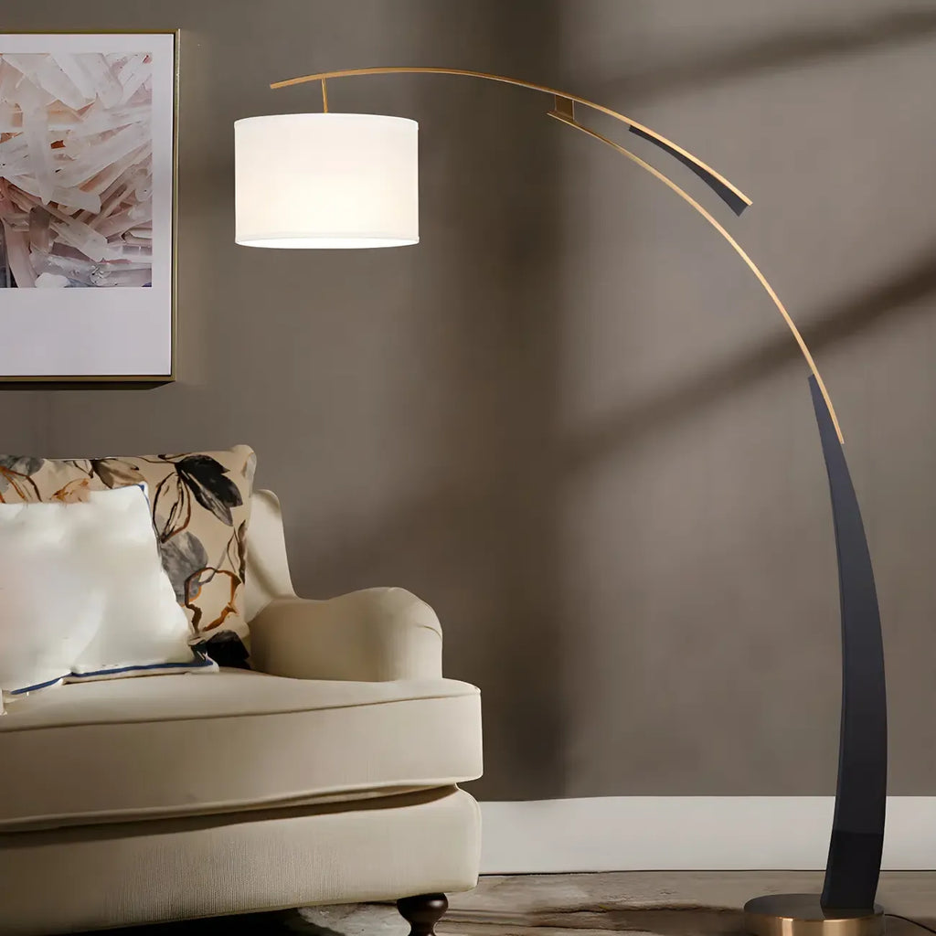 Lampada da terra ad arco regolabile con braccio e paralume a tamburo per soggiorno