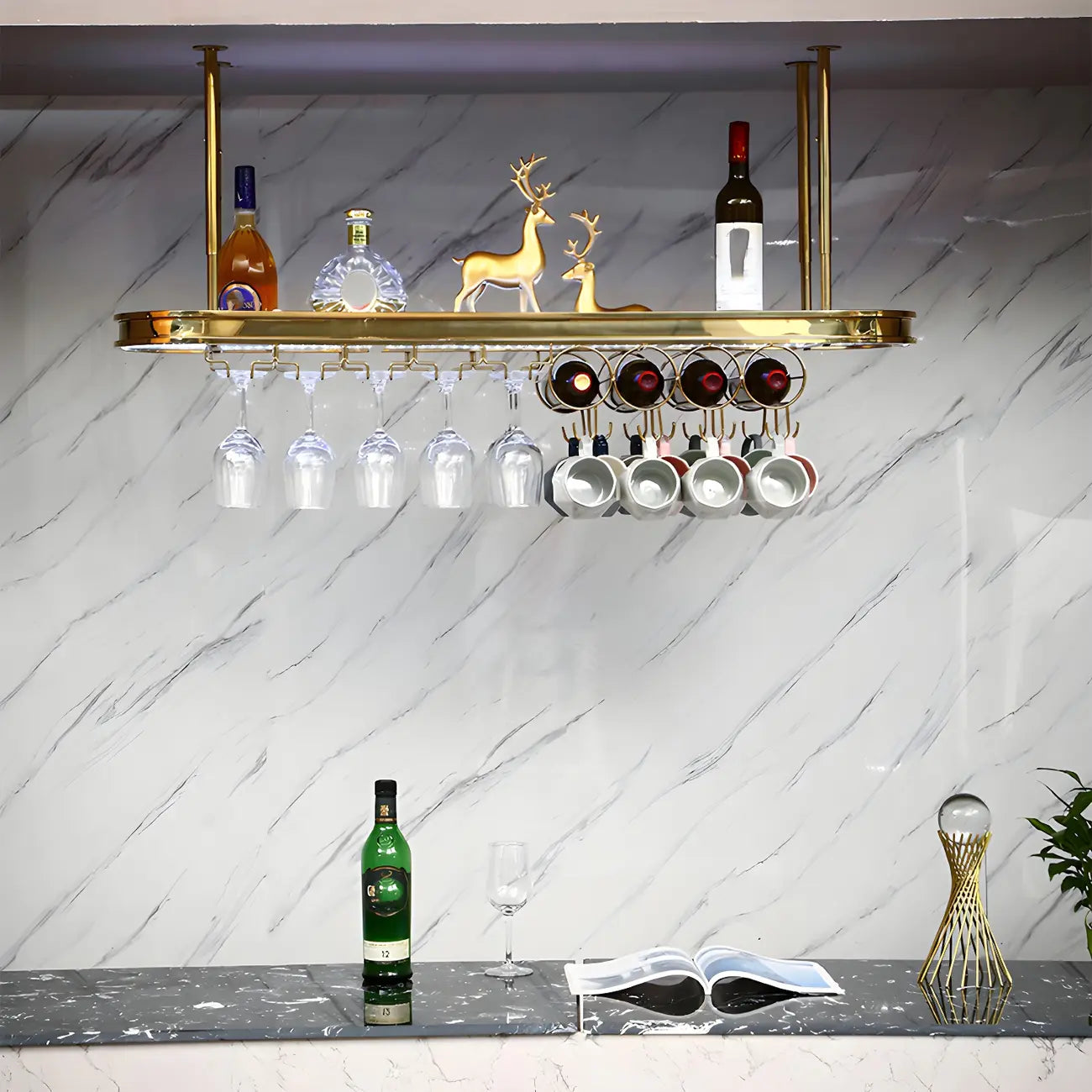 Porte-bouteilles moderne en métal doré avec support à verres