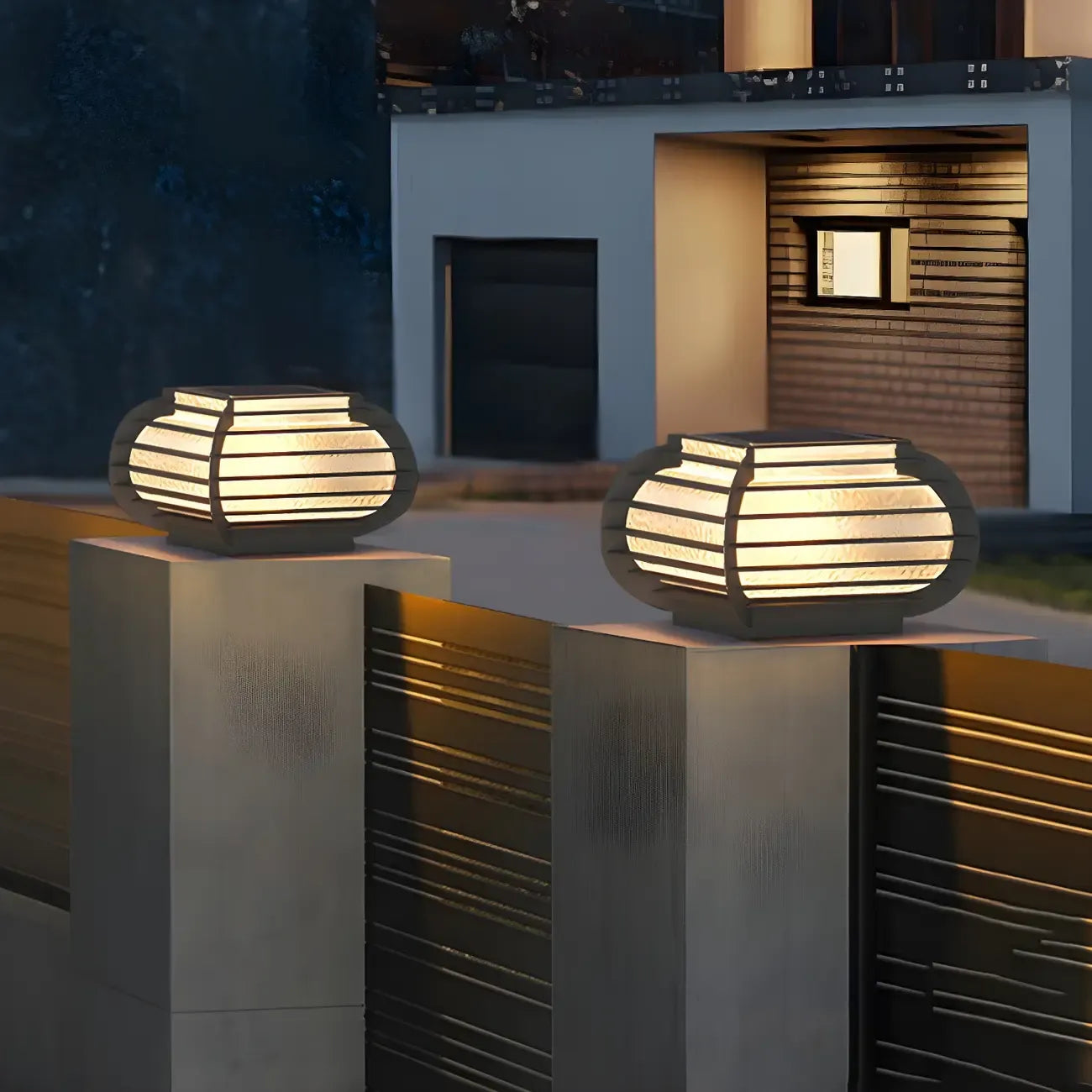 Poteau lumineux extérieur en métal en forme de tambour avec capuchon de protection pour grille.