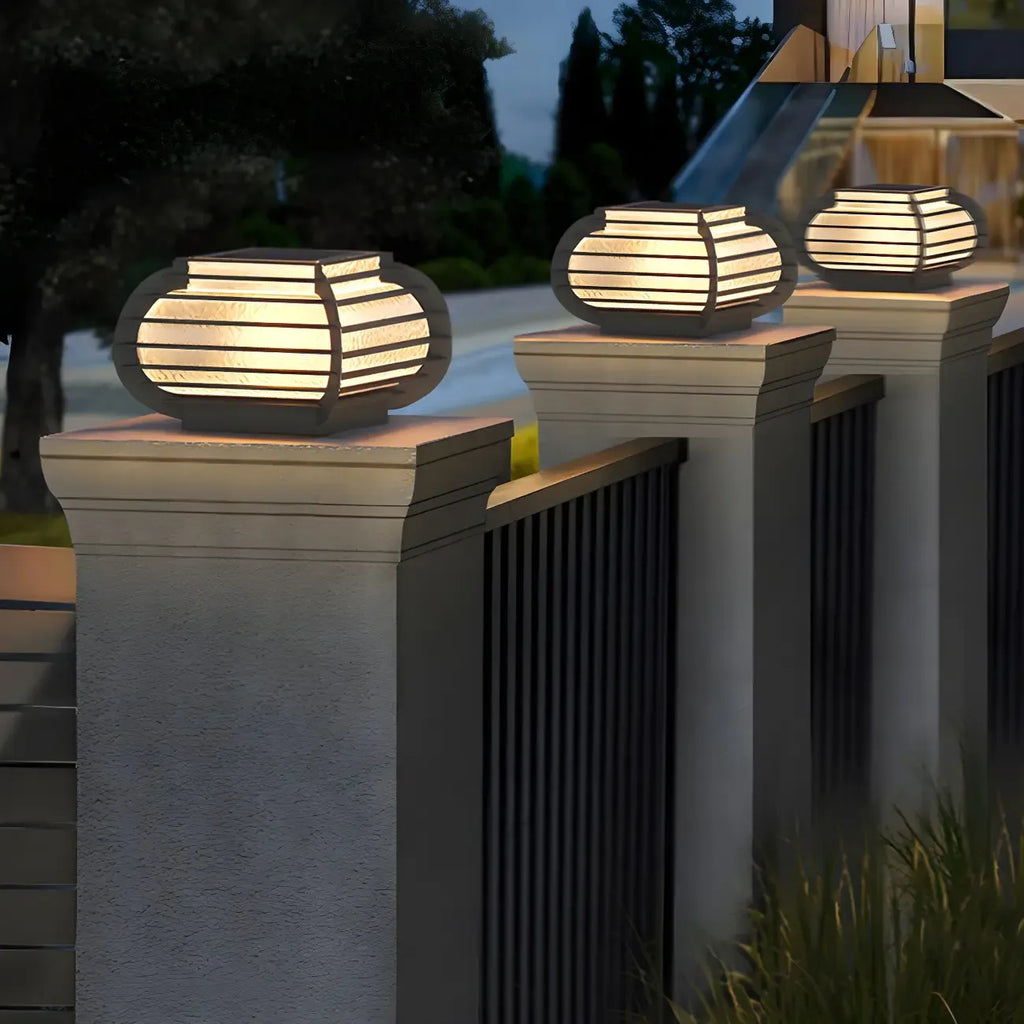 Poteau lumineux extérieur en métal en forme de tambour avec capuchon de protection pour grille.