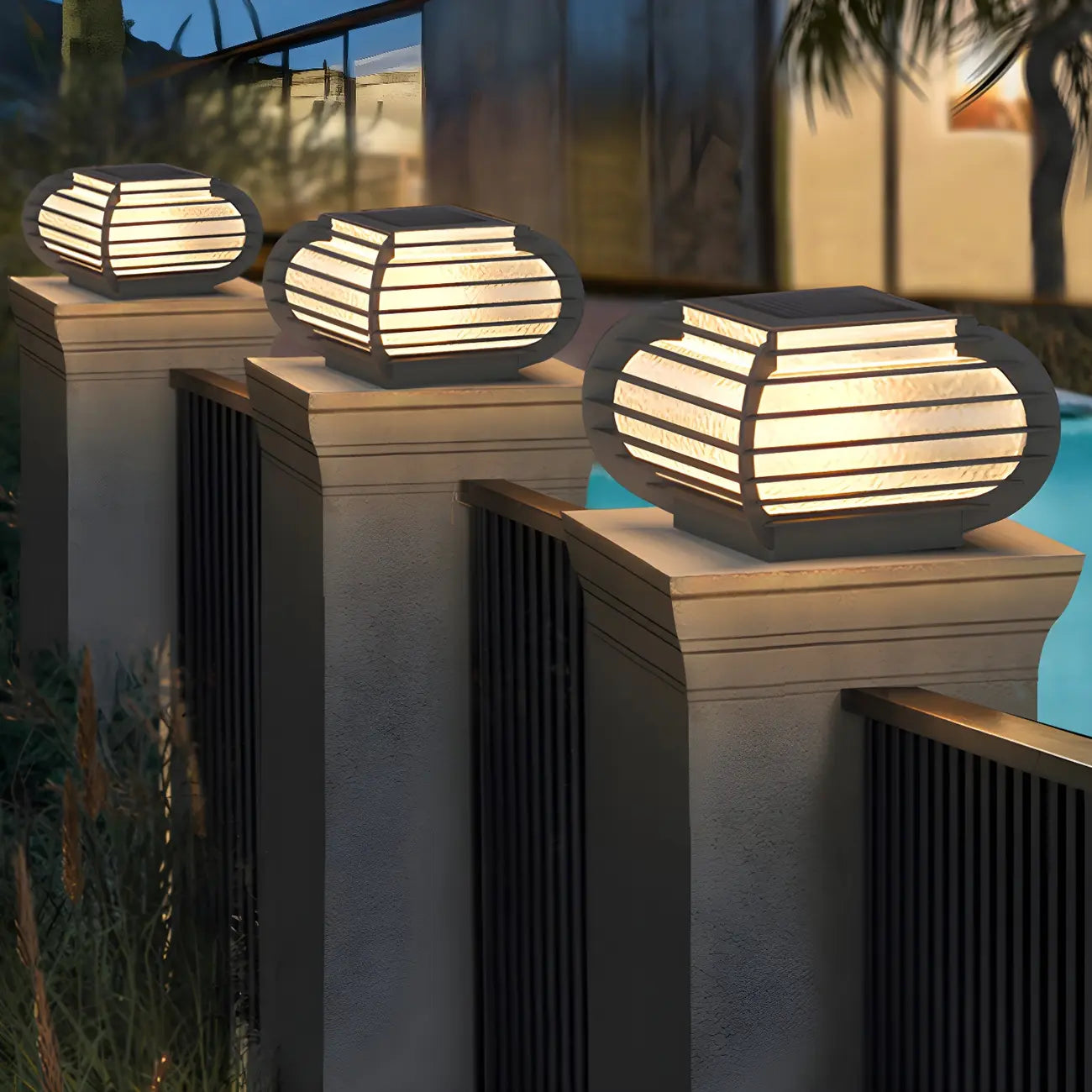 Poteau lumineux extérieur en métal en forme de tambour avec capuchon de protection pour grille.