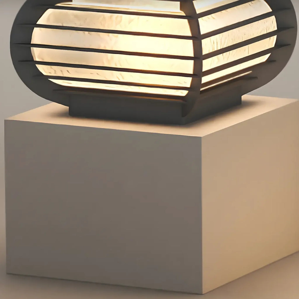 Poteau lumineux extérieur en métal en forme de tambour avec capuchon de protection pour grille.
