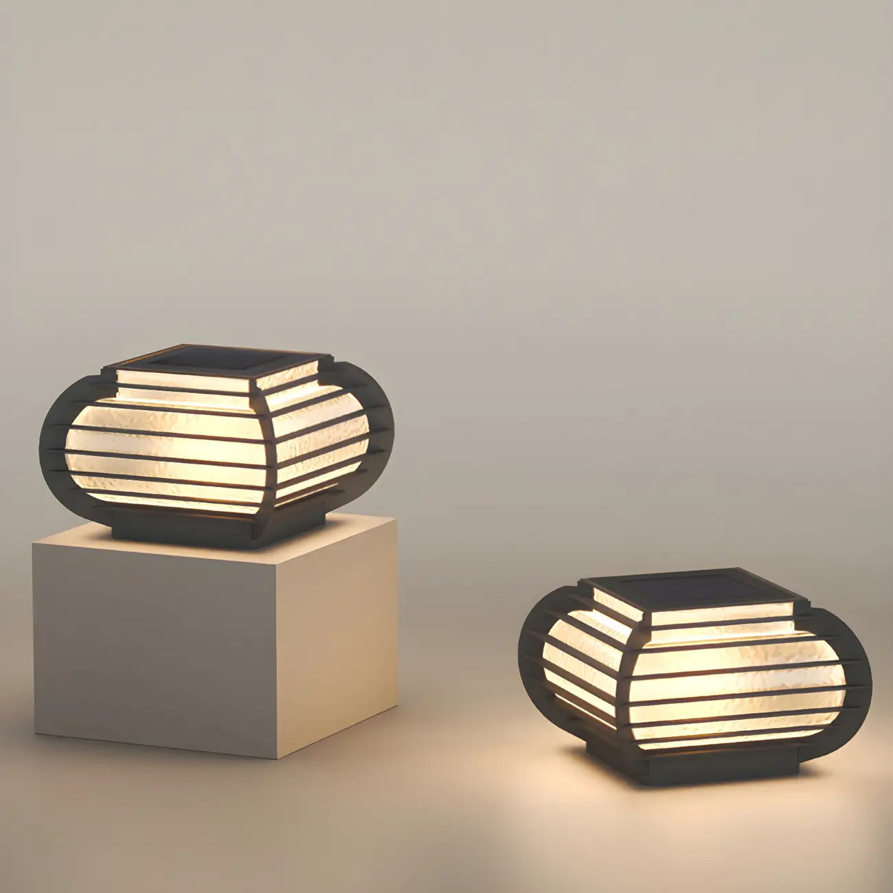 Poteau lumineux extérieur en métal en forme de tambour avec capuchon de protection pour grille.