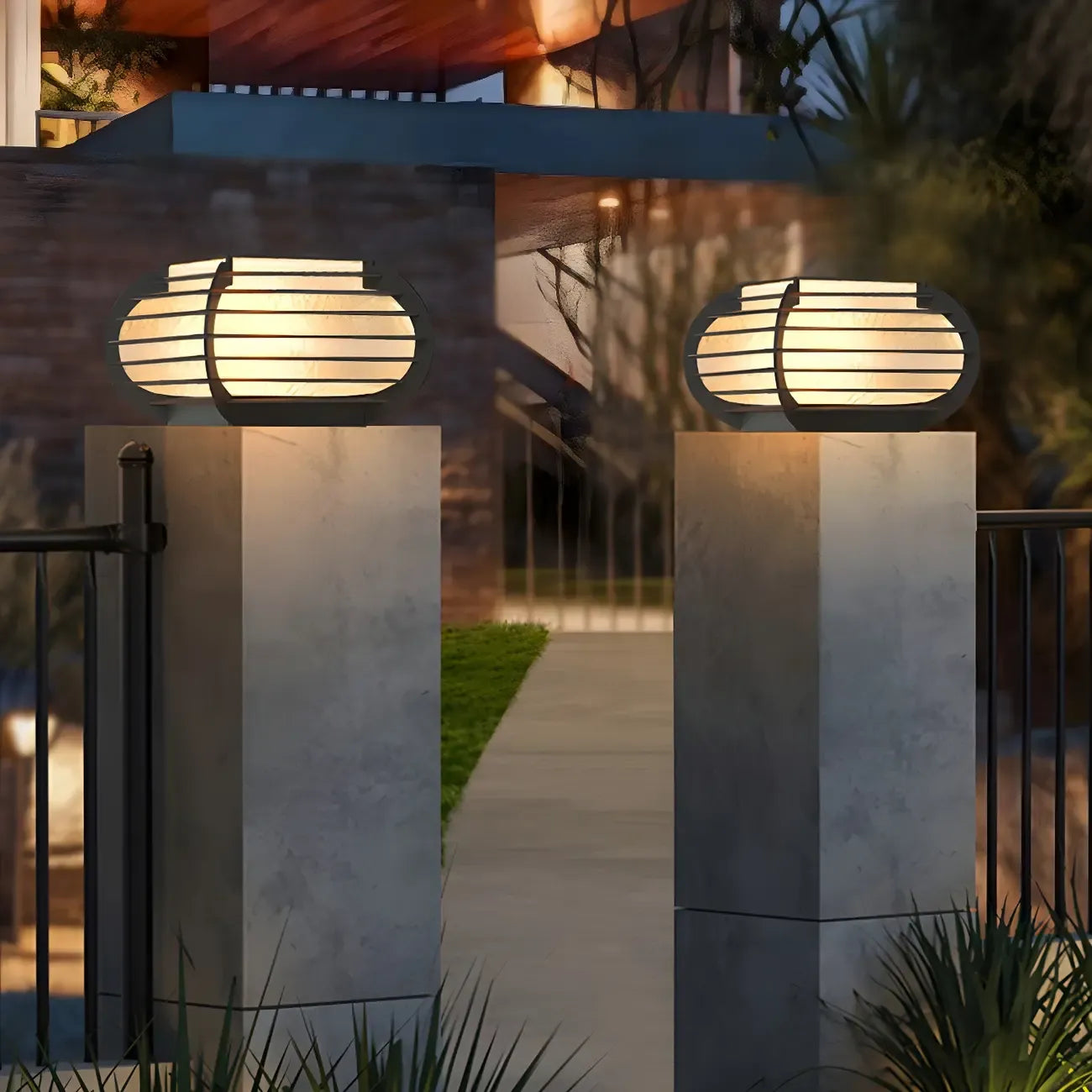 Poteau lumineux extérieur en métal en forme de tambour avec capuchon de protection pour grille.