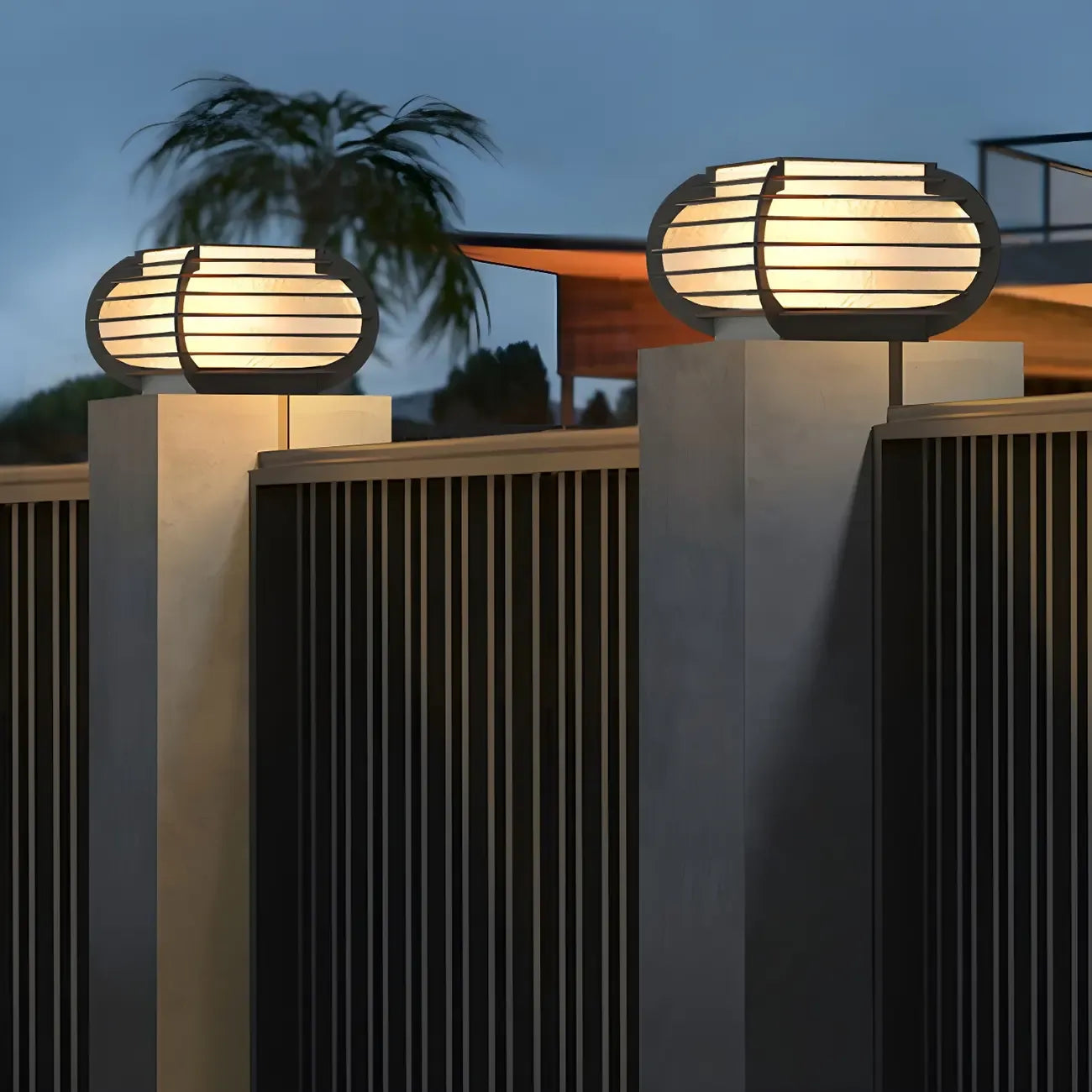 Poteau lumineux extérieur en métal en forme de tambour avec capuchon de protection pour grille.