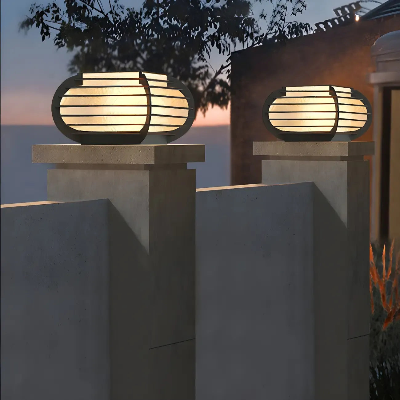 Poteau lumineux extérieur en métal en forme de tambour avec capuchon de protection pour grille.