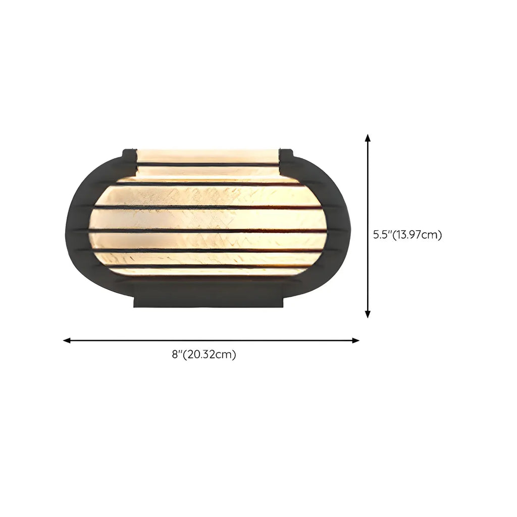 Poteau lumineux extérieur en métal en forme de tambour avec capuchon de protection pour grille.