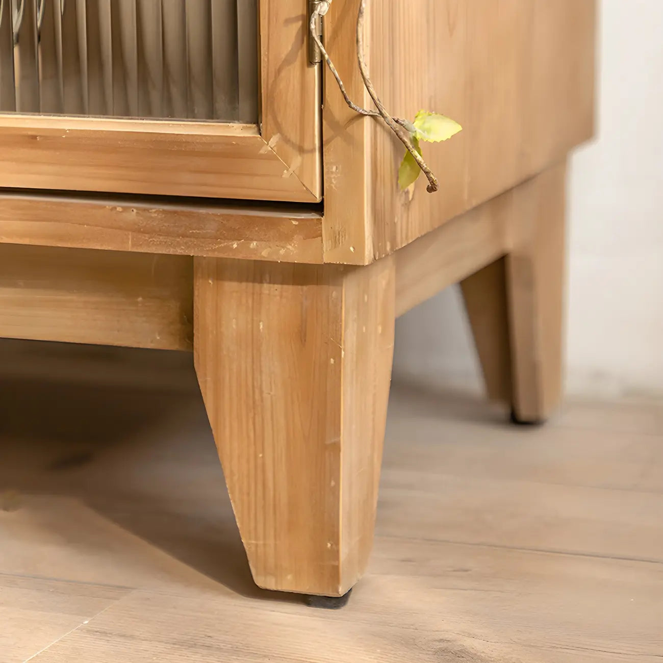 vaisselier classique en bois brun avec rangement