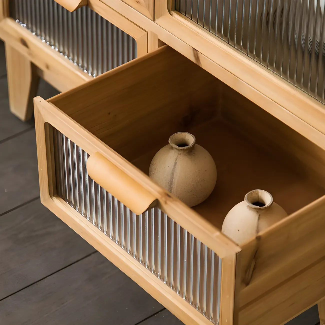 vaisselier classique en bois brun avec rangement