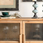 vaisselier classique en bois brun avec rangement