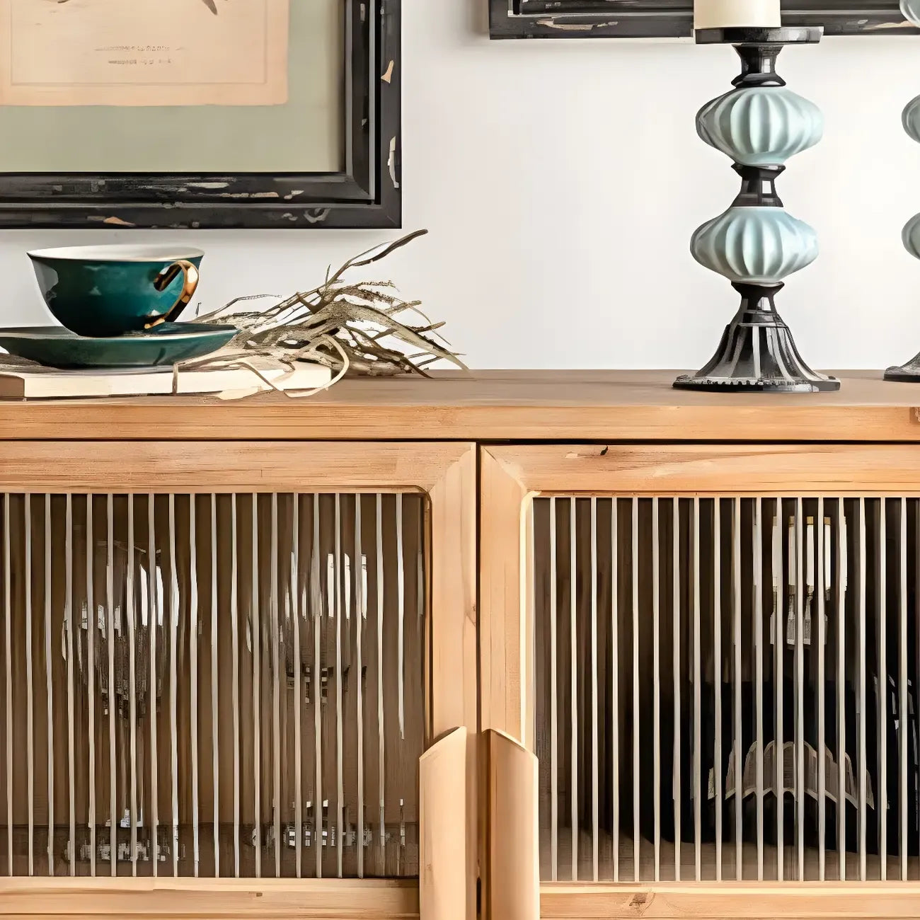 vaisselier classique en bois brun avec rangement