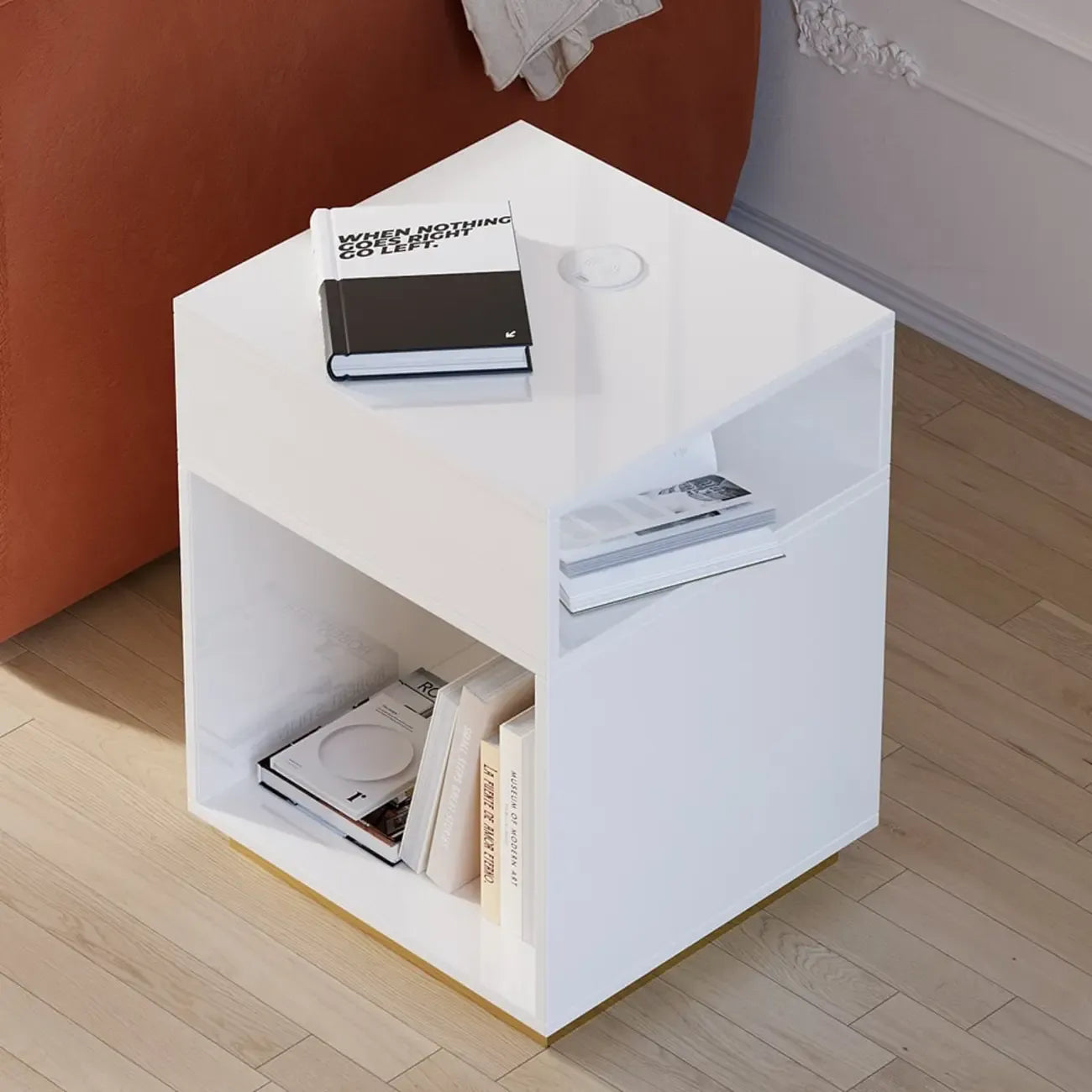 Table d'appoint cubique compacte en bois blanc avec étagère ouverte