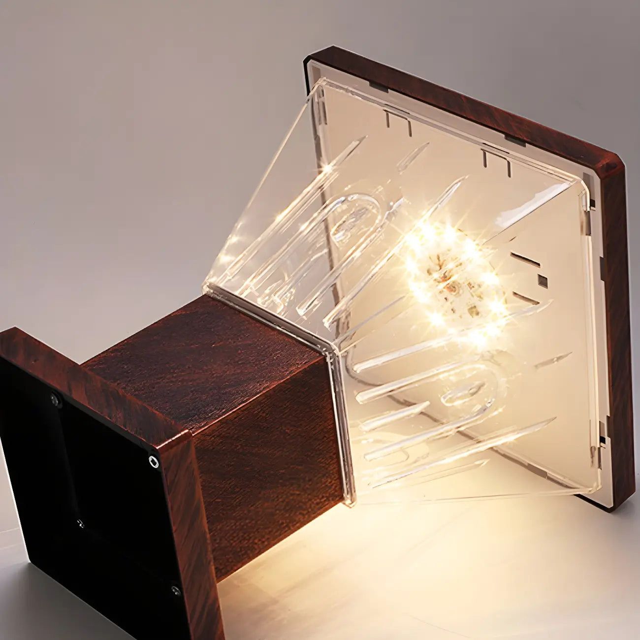 Lampadaires solaires pyramidaux modernes en acrylique bronze et bronze pour l'extérieur