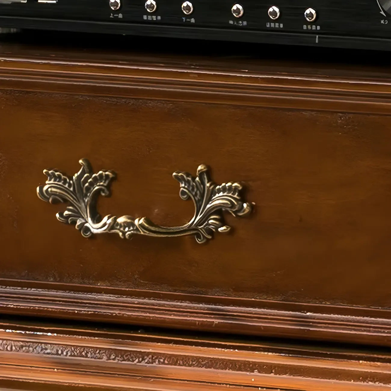 Vitrine classique en bois blanc avec porte en verre et tiroir