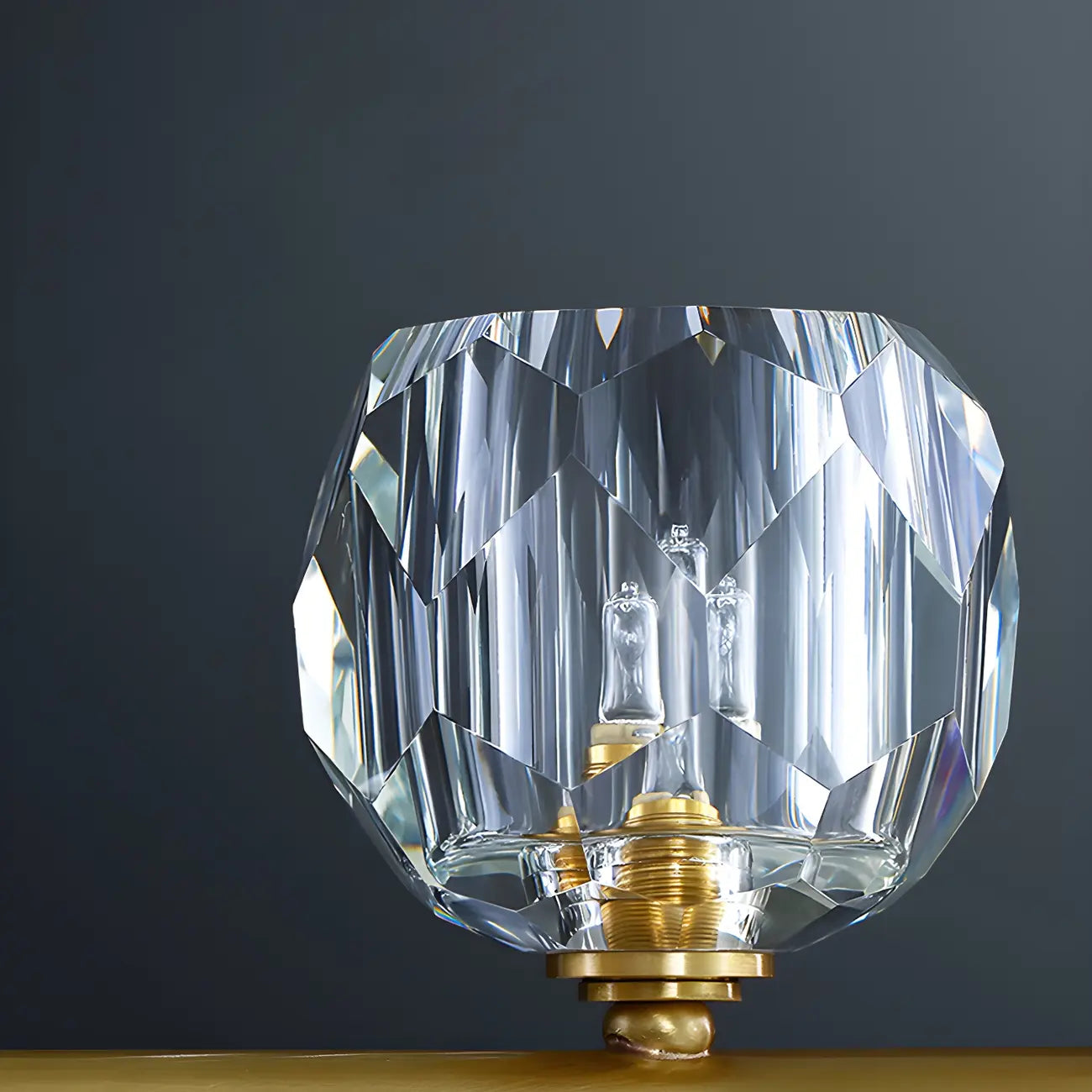 Grande suspension linéaire en métal et cristal doré pour cuisine