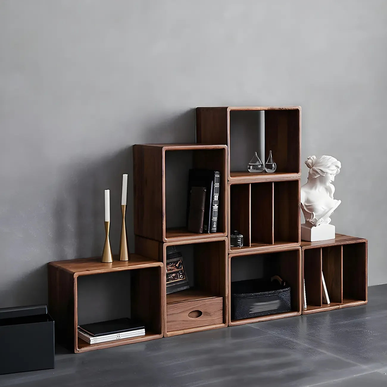 Bibliothèque cubique à dos ouvert en bois brun de style moderne du milieu du siècle