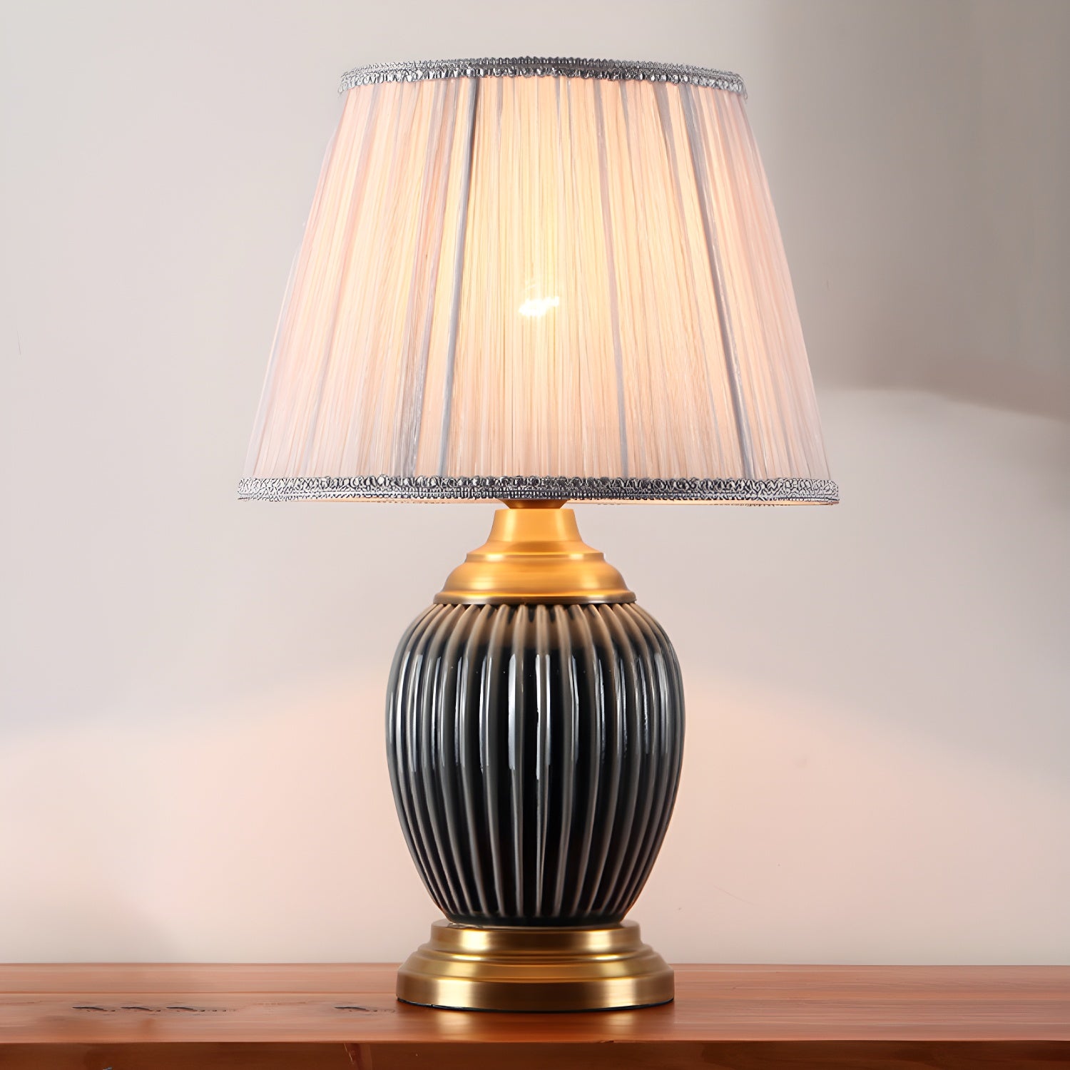 Lampe de table élégante en céramique avec abat-jour en tissu en forme de tonneau pour chambre à coucher