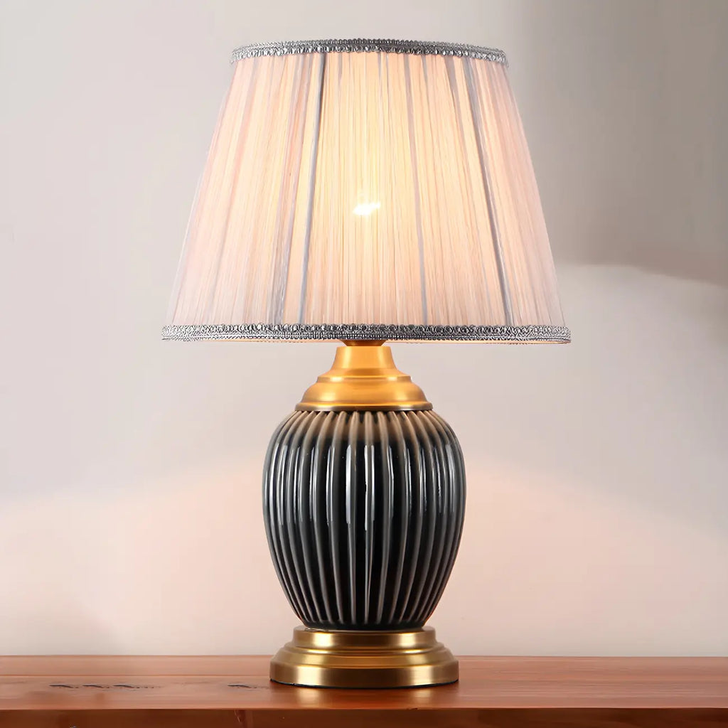 Lampe de table élégante en céramique avec abat-jour en tissu en forme de tonneau pour chambre à coucher