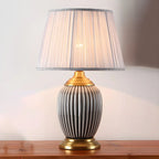 Lampe de table élégante en céramique avec abat-jour en tissu en forme de tonneau pour chambre à coucher