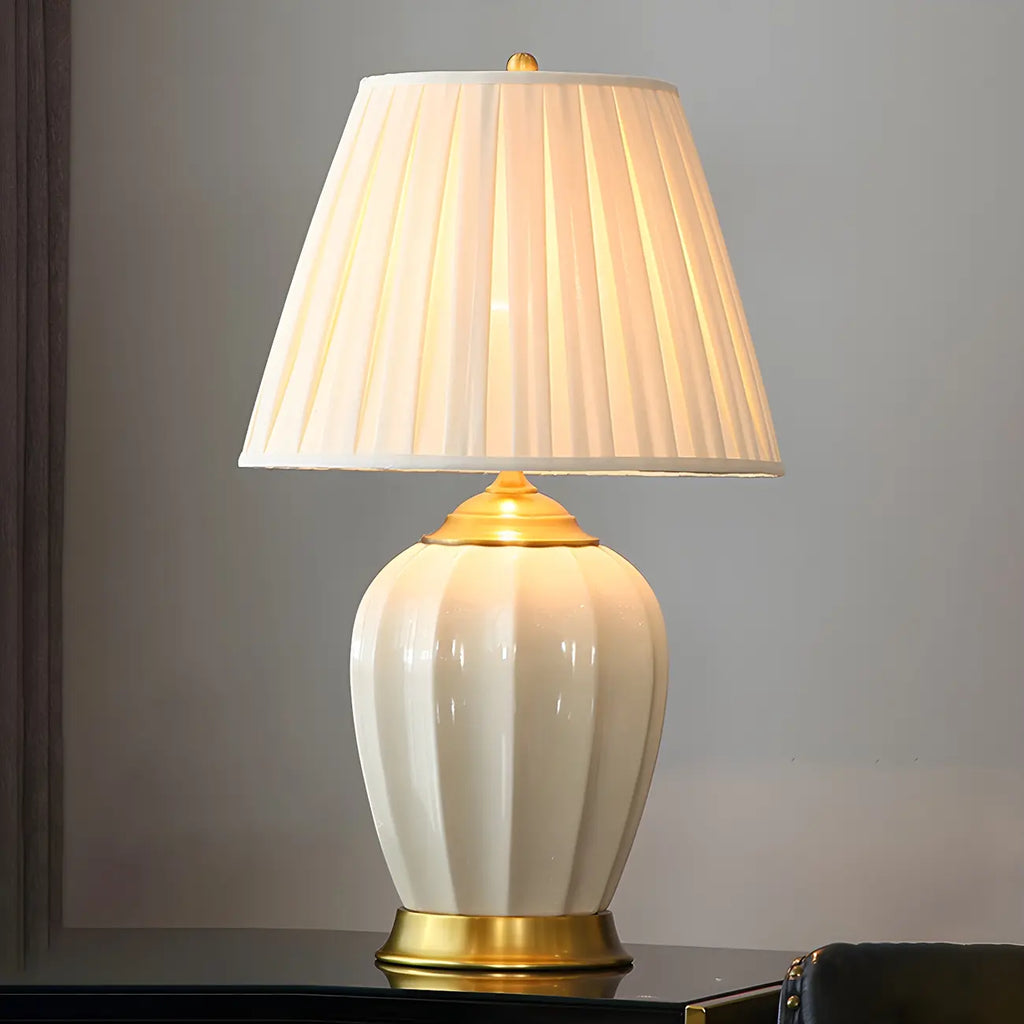 Lampe de table élégante en céramique avec abat-jour en tissu en forme de tonneau pour chambre à coucher