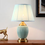 Lampe de table élégante en céramique avec abat-jour en tissu en forme de tonneau pour chambre à coucher