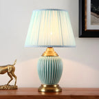 Lampe de table élégante en céramique avec abat-jour en tissu en forme de tonneau pour chambre à coucher