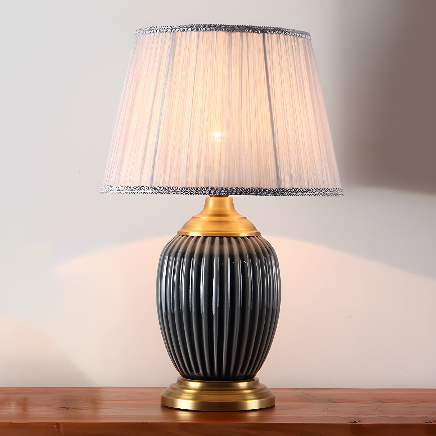 Lampe de table élégante en céramique avec abat-jour en tissu en forme de tonneau pour chambre à coucher