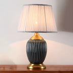 Lampe de table élégante en céramique avec abat-jour en tissu en forme de tonneau pour chambre à coucher
