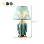 Lampe de table élégante en céramique avec abat-jour en tissu en forme de tonneau pour chambre à coucher