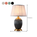 Lampe de table élégante en céramique avec abat-jour en tissu en forme de tonneau pour chambre à coucher