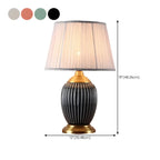 Lampe de table élégante en céramique avec abat-jour en tissu en forme de tonneau pour chambre à coucher