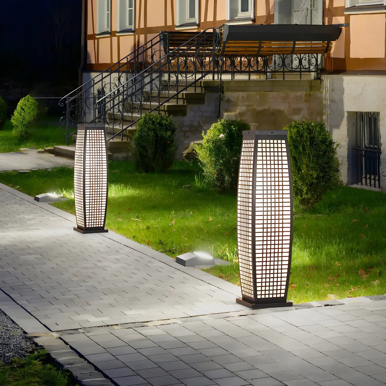 Lampe pour poteau vertical à grille métallique noire