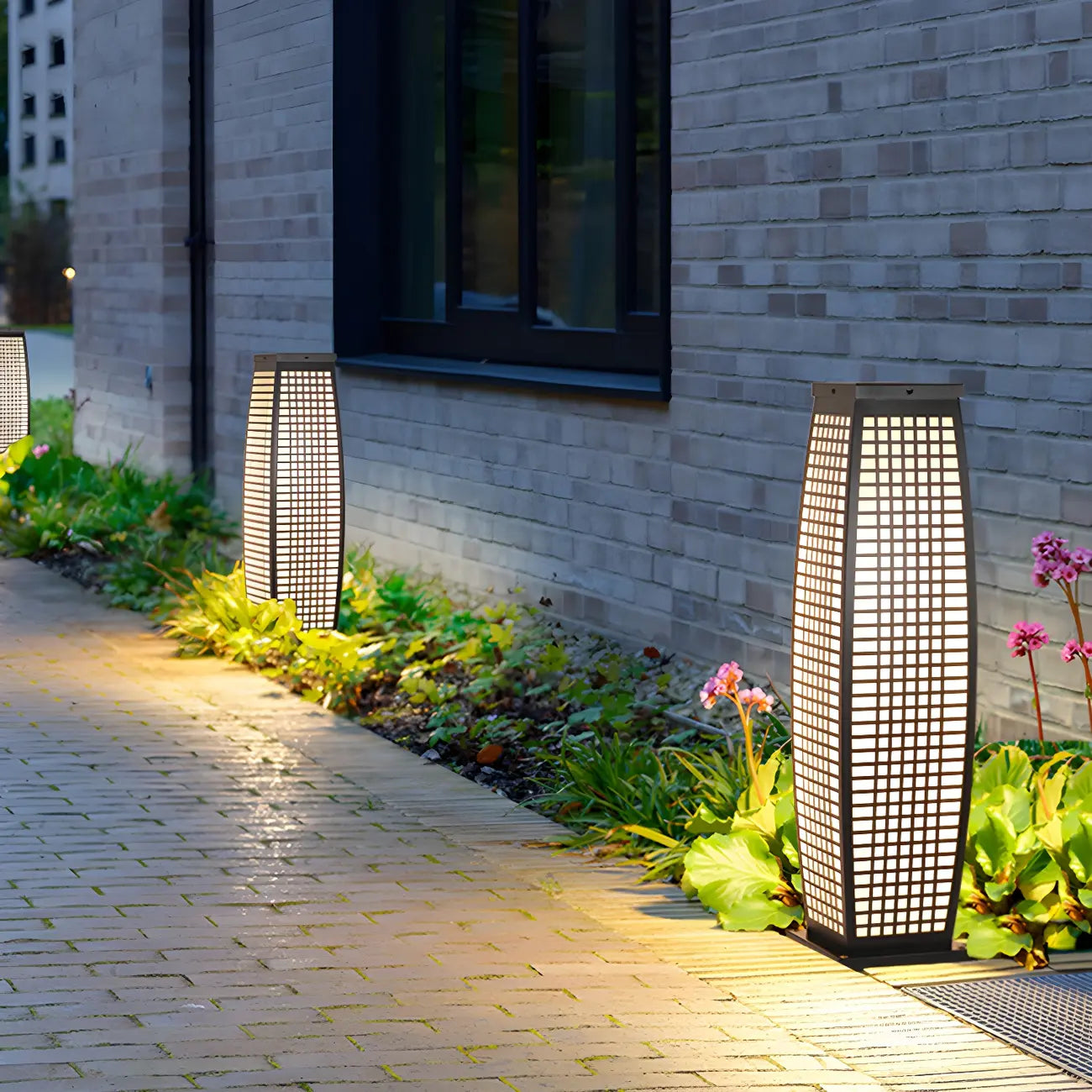 Lampe pour poteau vertical à grille métallique noire