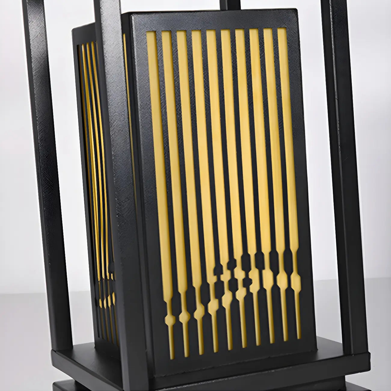 Lampe de poteau à rayures verticales en métal noir