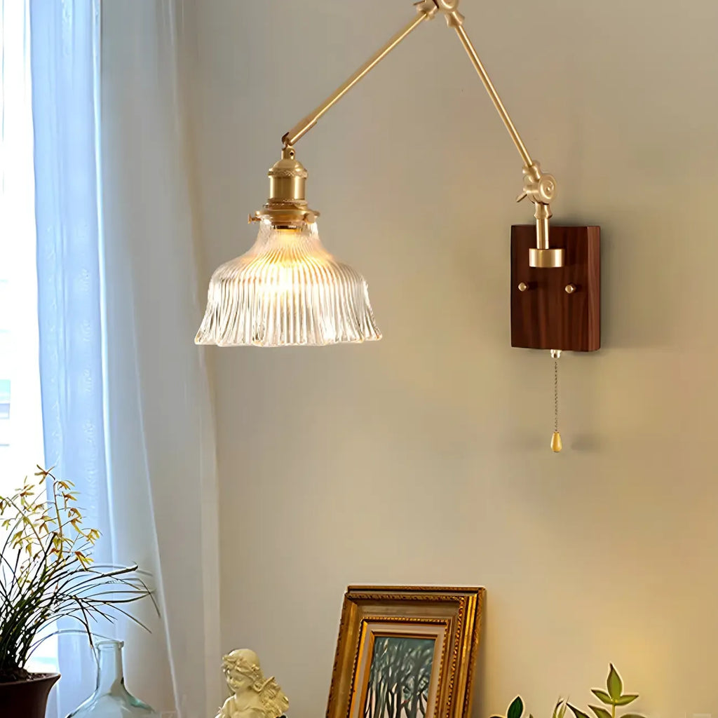 Applique murale vintage à bras articulé en laiton et socle en bois