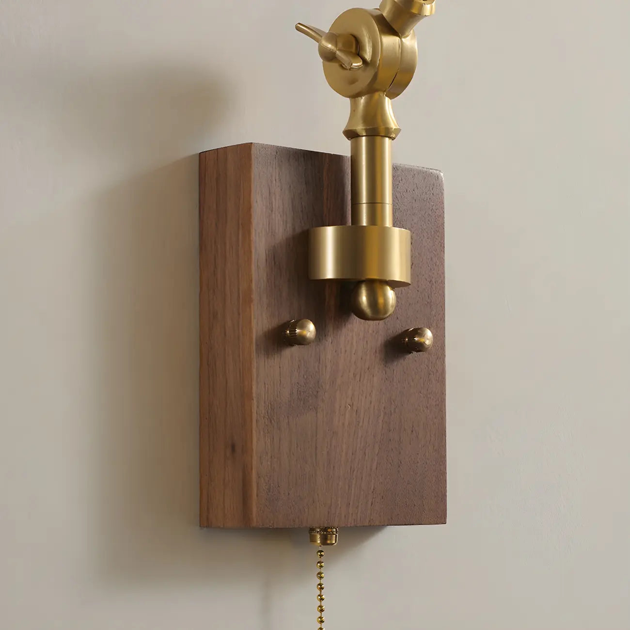 Applique murale vintage à bras articulé en laiton et socle en bois