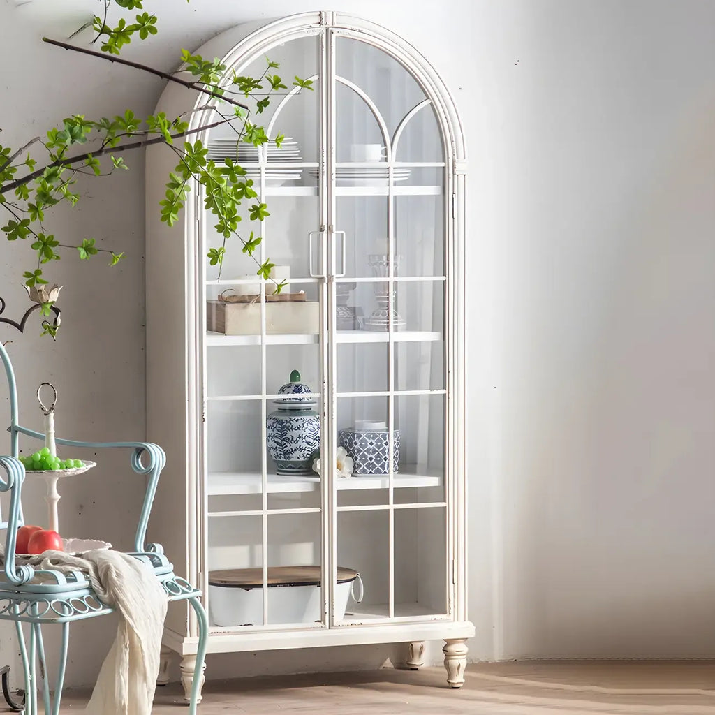 Vitrine en bois avec portes vitrées cintrées blanches classiques