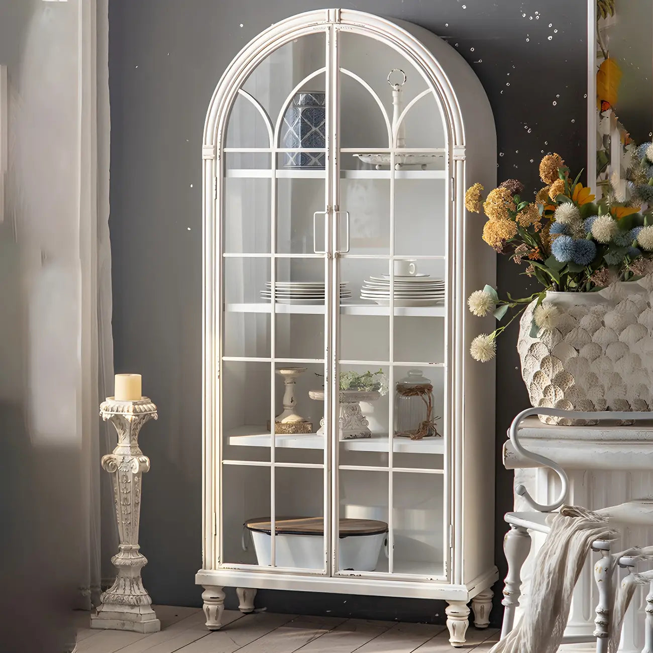 Vitrine en bois avec portes vitrées cintrées blanches classiques