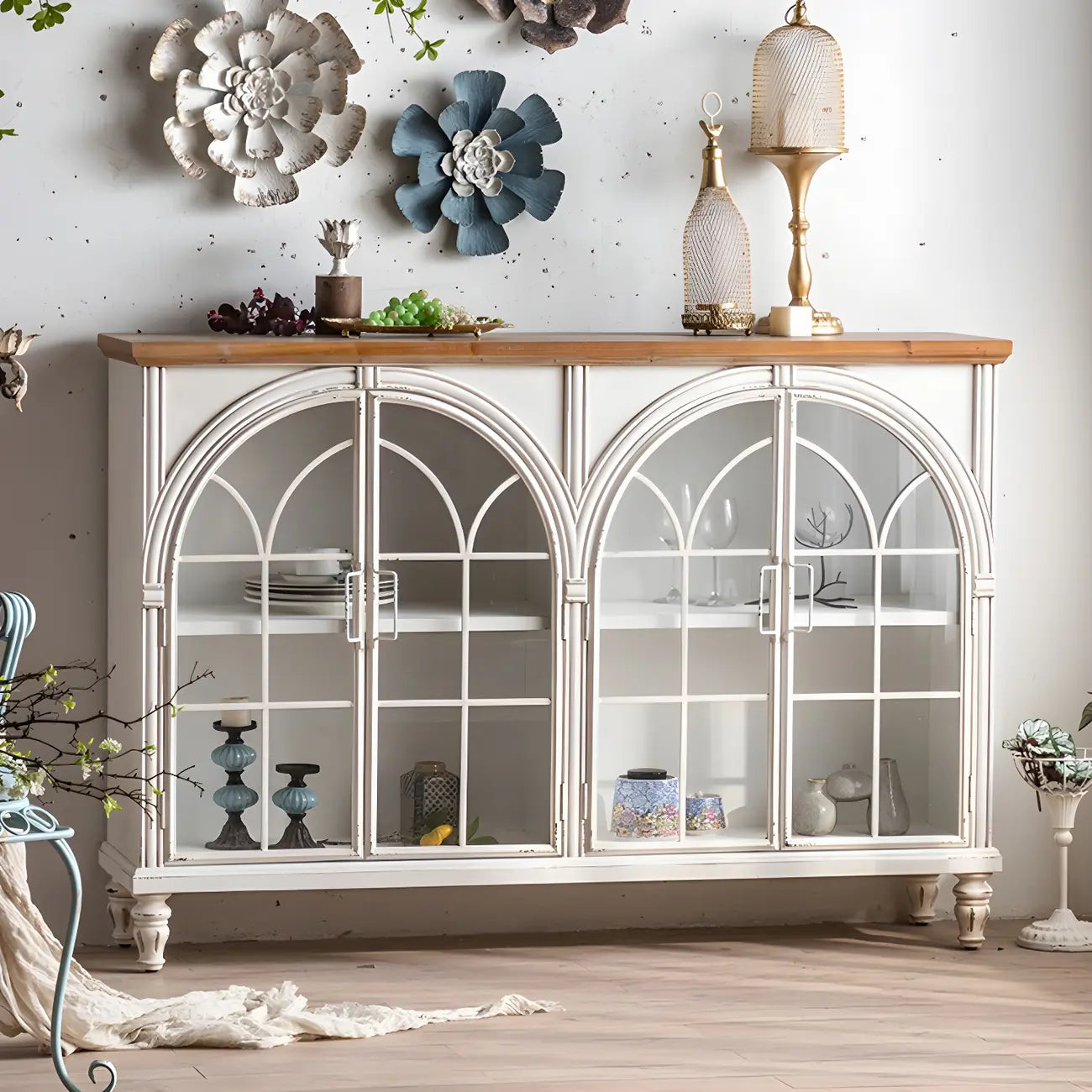 Vitrine en bois avec portes vitrées cintrées blanches classiques
