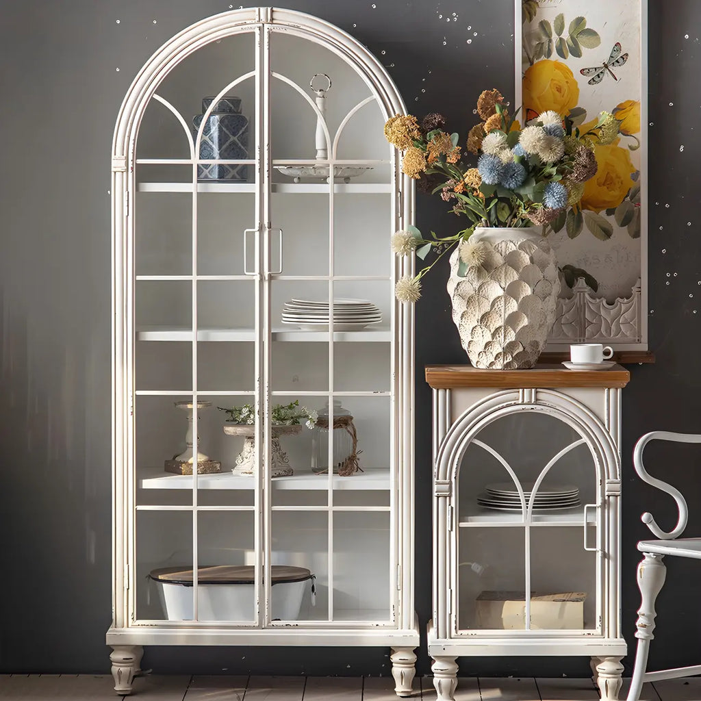 Vitrine en bois avec portes vitrées cintrées blanches classiques