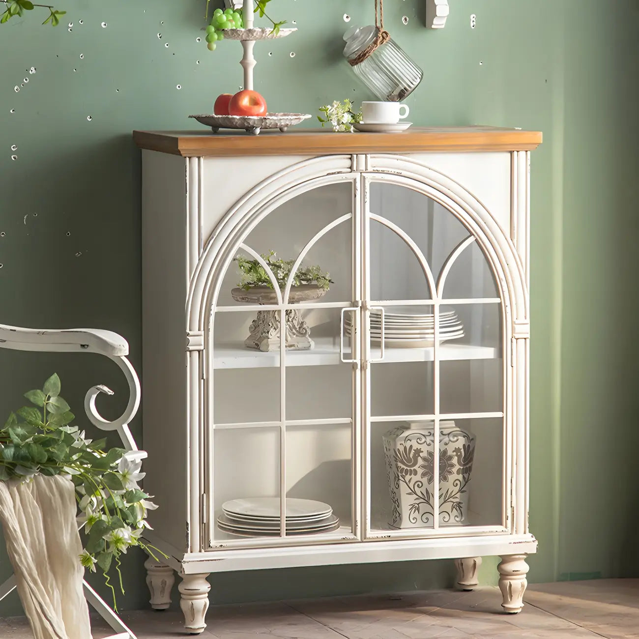 Vitrine en bois avec portes vitrées cintrées blanches classiques