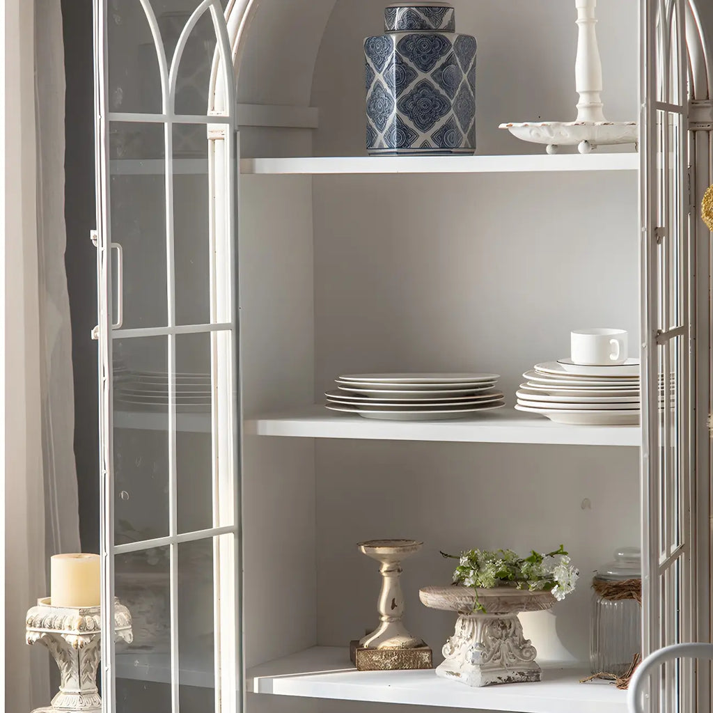 Vitrine en bois avec portes vitrées cintrées blanches classiques